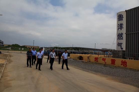 人们走在路上  描述已自动生成